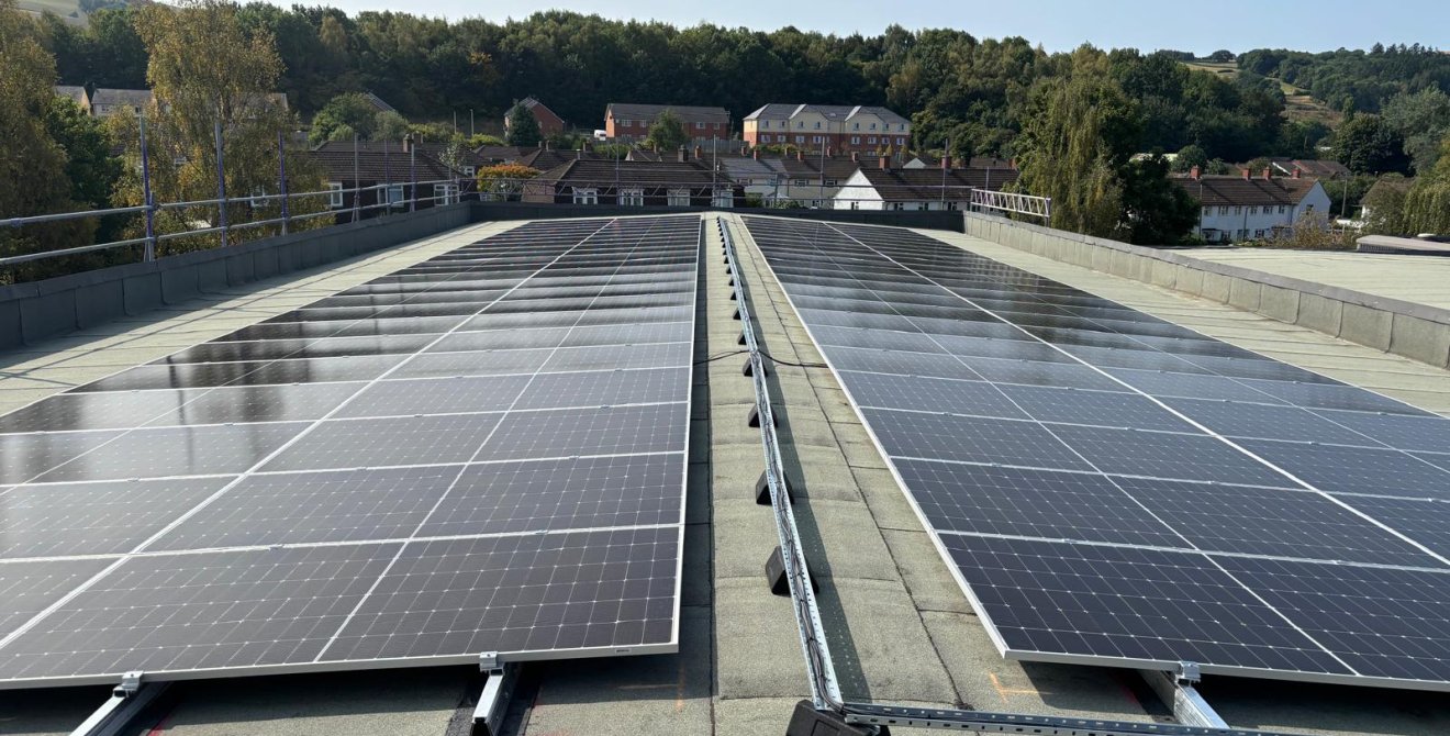 Paneli solar ar do canolfan hamdden