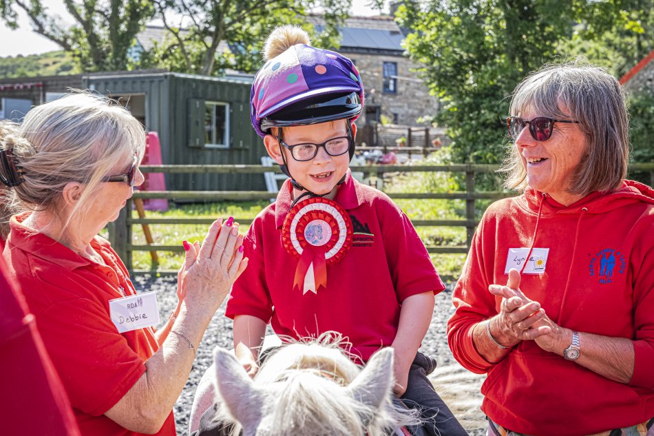 Iori on a horse, with two volunteers