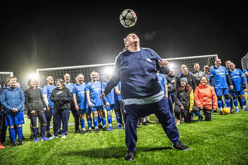 Andrew does keepy-uppy skills in front of the club members.